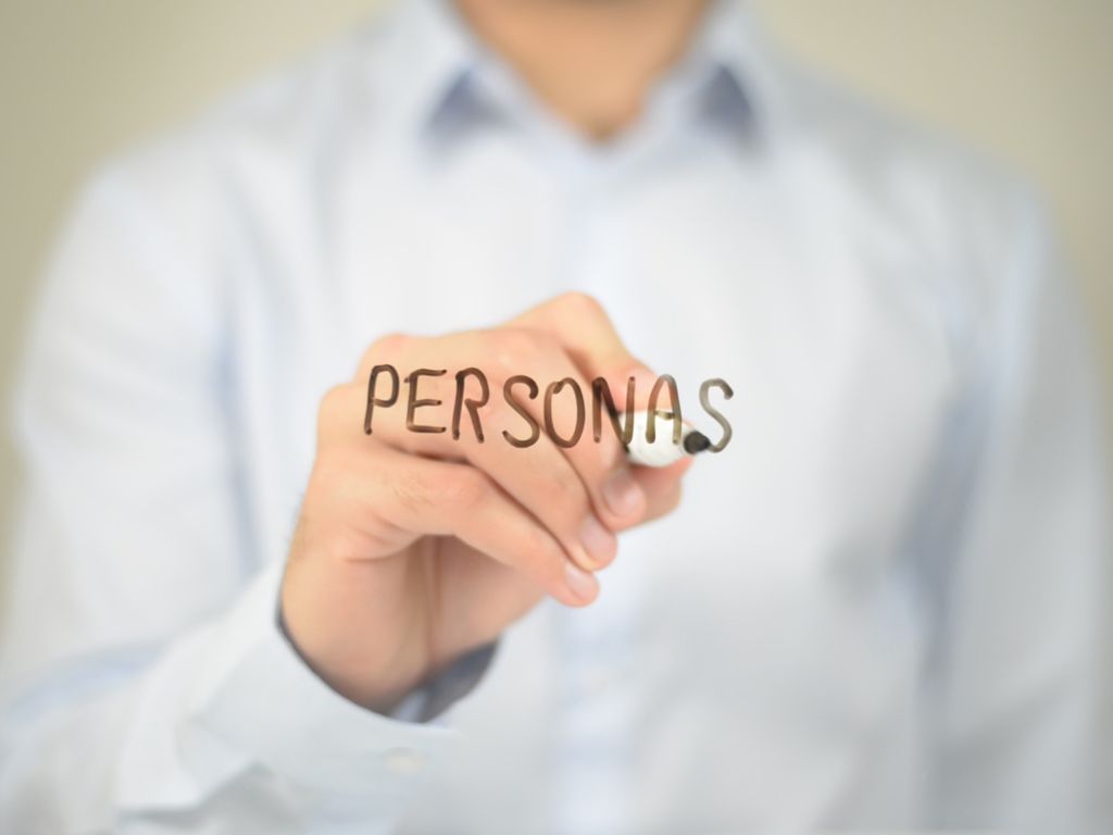 Como criar a persona da corretora de seguros?
