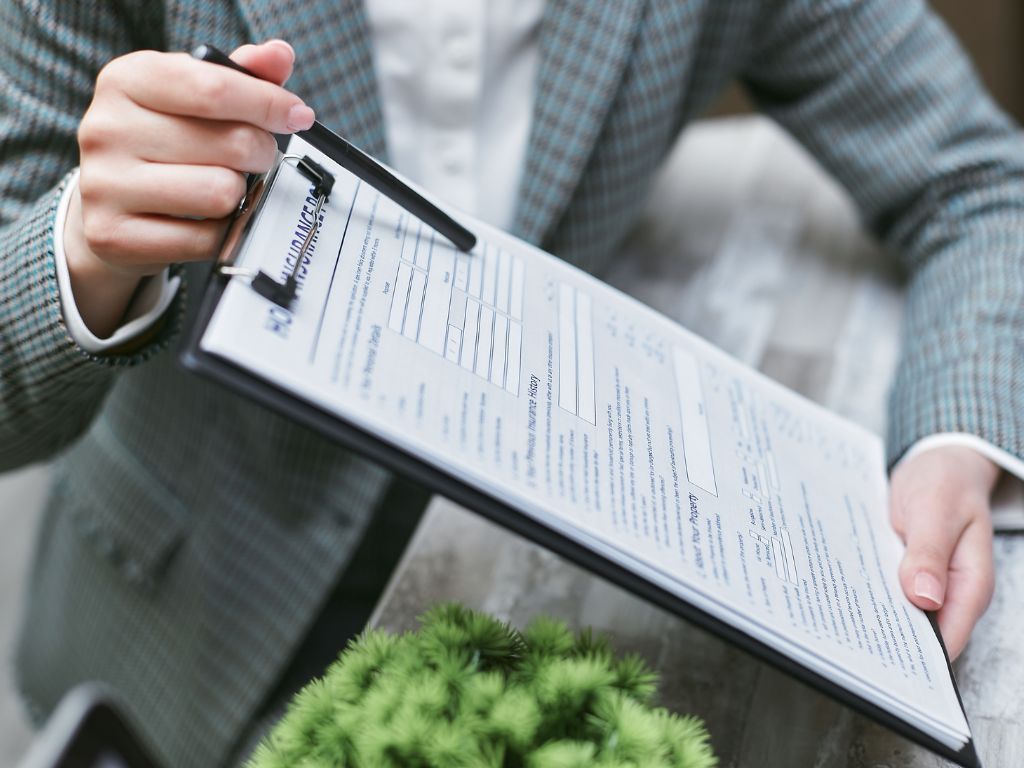 O endosso de seguro é um documento que formaliza qualquer alteração feita em uma apólice já contratada, sem a necessidade de emitir um novo contrato.