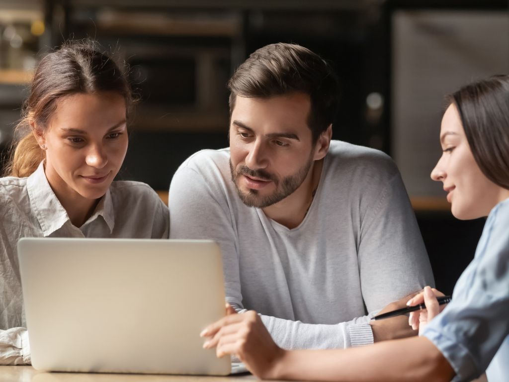Agora que você já entendeu como ser corretor de seguros, fica evidente que essa é uma profissão acessível, promissora e cheia de oportunidades no Brasil. 
