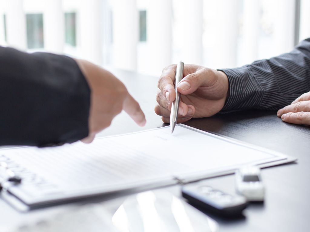Antes de entender como ser corretor de seguros, é importante conhecer os requisitos básicos exigidos para atuar legalmente na profissão. 