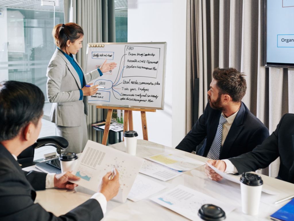 Os Clientes de Manutenção formam a base estável da carteira. São contratos previsíveis, com renovações quase automáticas e baixa demanda de atendimento. Embora individualmente representem valores menores, coletivamente garantem o fluxo de caixa base da corretora.