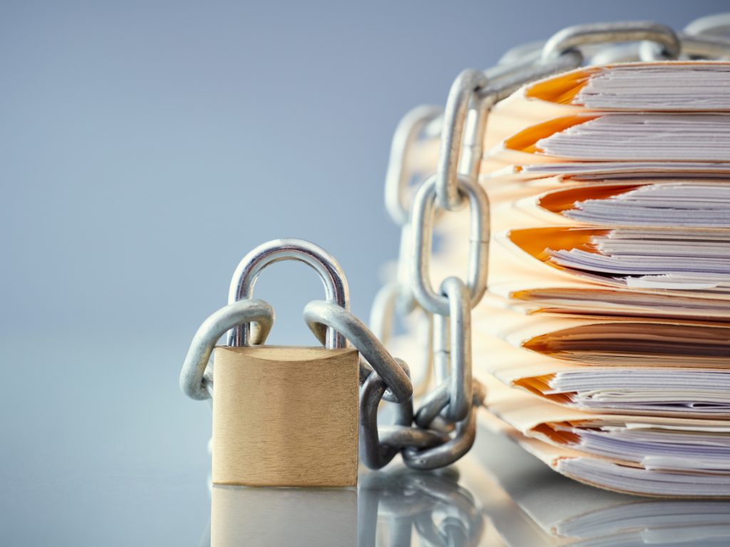 O acordo de confidencialidade é um documento jurídico que formaliza o compromisso entre duas ou mais partes de manter em sigilo informações sensíveis trocadas durante uma relação profissional ou comercial. 