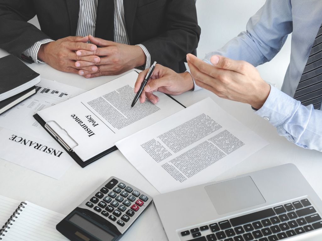 Somente a seguradora tem autoridade legal para emitir uma apólice de seguro. O corretor é o intermediário que facilita o processo, mas o documento oficial sempre vem da companhia seguradora. 