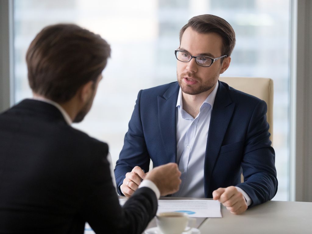 Além disso, um corretor preparado transmite autoridade e domínio sobre o que está negociando, o que torna a conversa mais fluida, objetiva e orientada a resultados