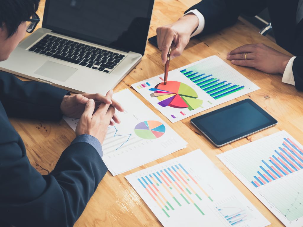 O primeiro passo é transformar seus documentos físicos em arquivos digitais de alta qualidade. Isso inclui digitalizar apólices antigas, propostas, cartões de visita e qualquer papel relevante. 