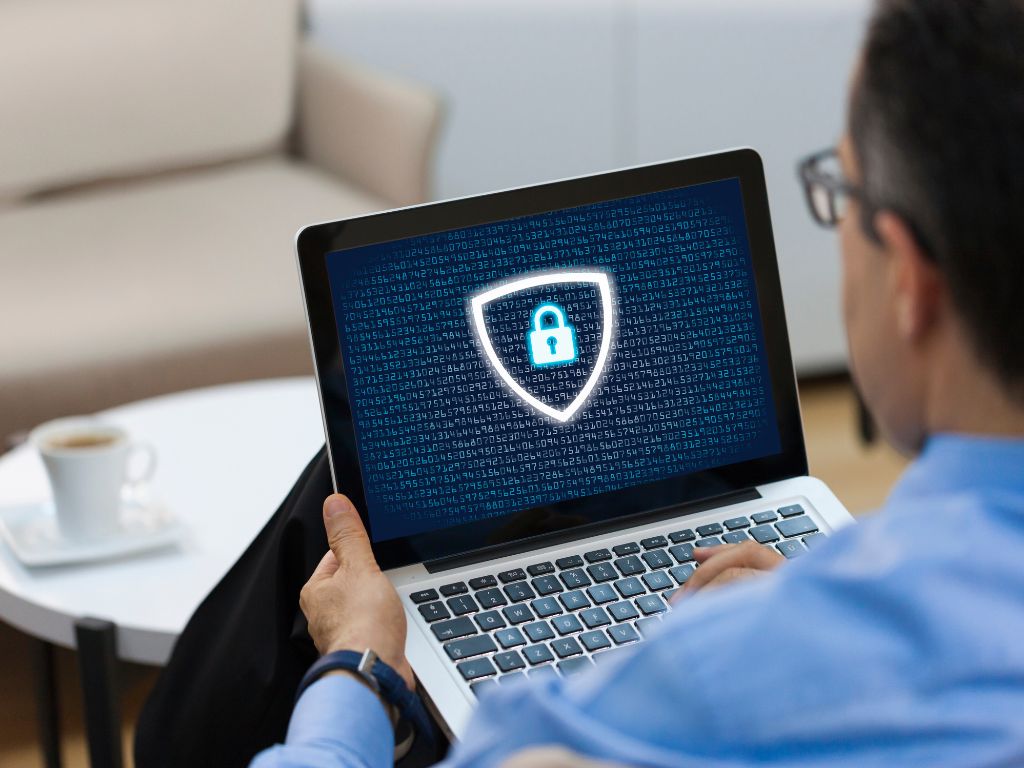 Crie uma política de privacidade clara e acessível no seu site e estabelecimento. 