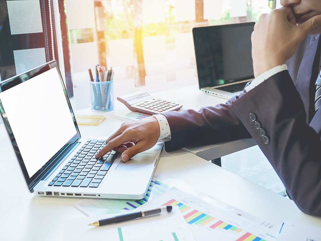Contudo, isso inclui dados cadastrais, histórico de apólices, sinistros, comunicações registradas e até anotações internas sobre o cliente.