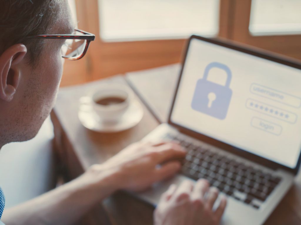 É aqui que as Soluções em Gestão Quiver se tornam aliadas fundamentais, oferecendo ferramentas desenvolvidas especificamente para o mercado de seguros com a proteção de dados em seu DNA.