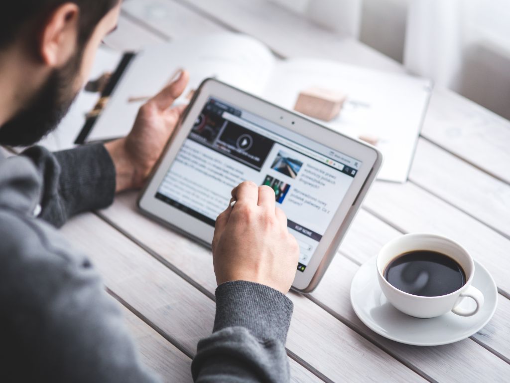 E-commerce de seguros permite criar loja virtual completa com catálogo de produtos, processo de compra otimizado e integração com sistemas de pagamento. 