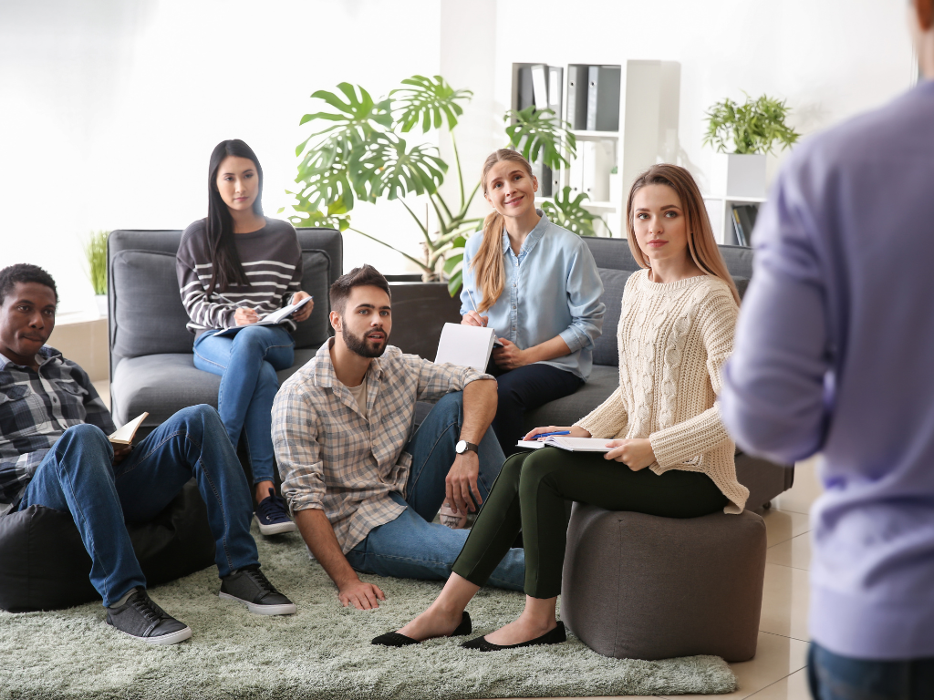 A forma como o corretor responde a uma objeção pode determinar o sucesso ou o fim da venda. Em vez de contra-argumentar diretamente, a programação neurolinguística para vendas sugere reestruturar a objeção com uma linguagem construtiva. 