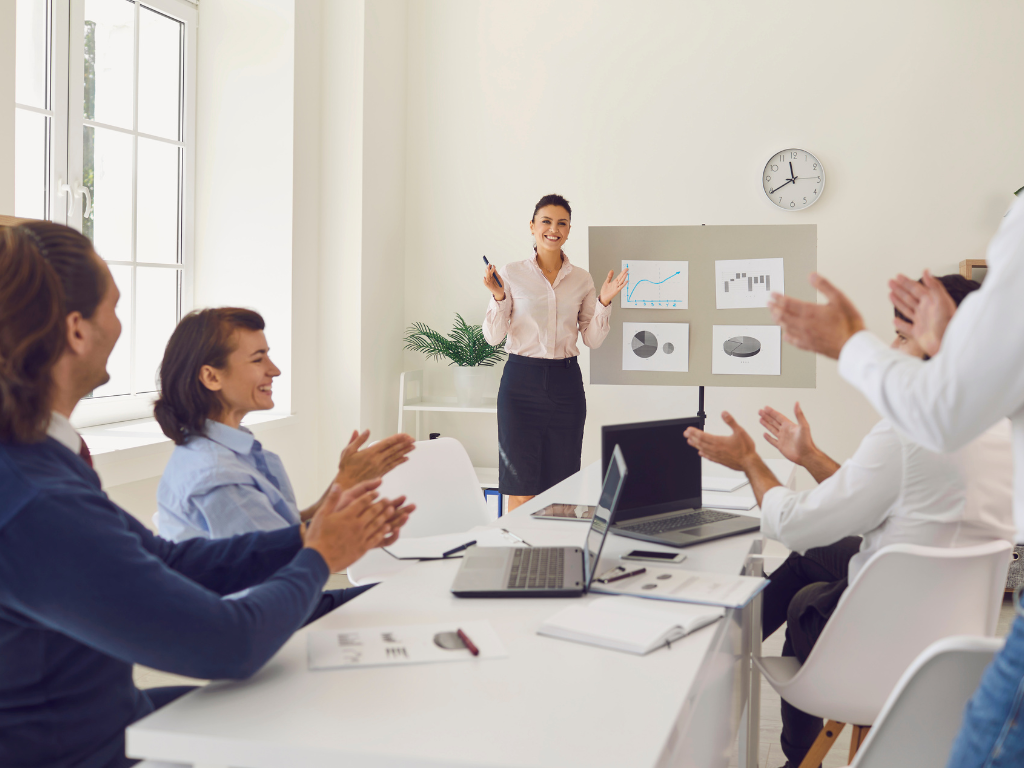 Ao treinar a equipe com técnicas de programação neurolinguística para vendas, as abordagens se tornam mais direcionadas, empáticas e eficientes.