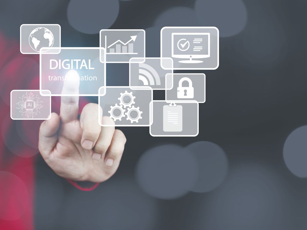 Chatbots inteligentes respondem dúvidas básicas e direcionam demandas complexas para corretores. A comunicação omnichannel integra WhatsApp, email, SMS e telefone em uma única plataforma de atendimento.