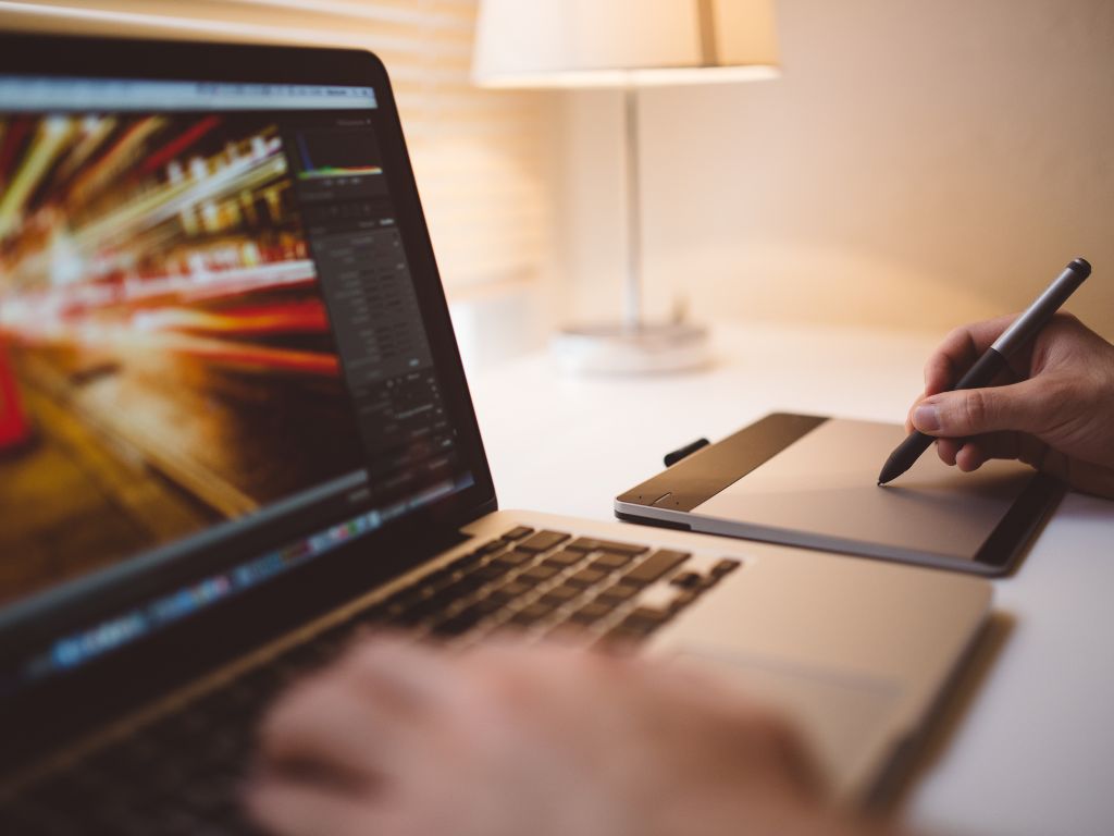 Automação de marketing via email e SMS nutre leads e mantém relacionamento com carteira existente. O portal do cliente básico oferece auto atendimento para consultas simples, reduzindo a demanda operacional. 