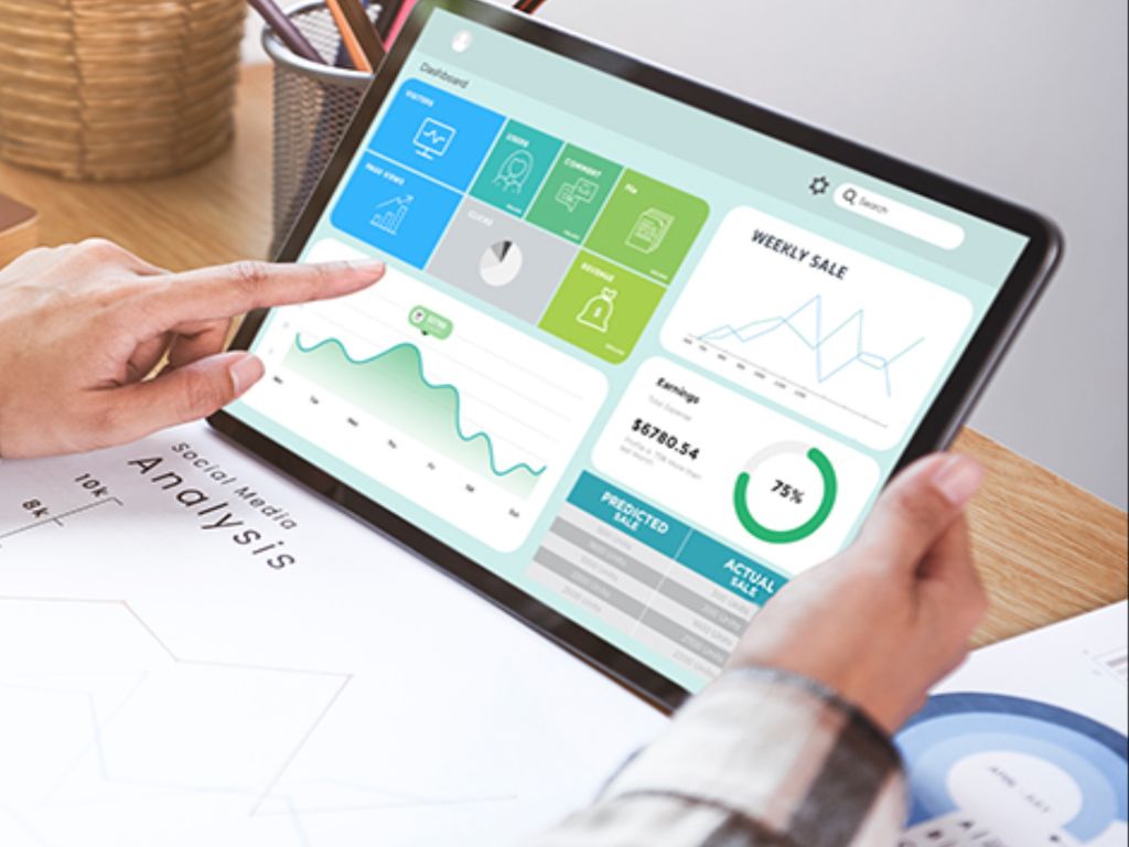 A transformação digital bem-sucedida em corretoras se sustenta em quatro pilares fundamentais, cada um com aplicações específicas para o setor de seguros.