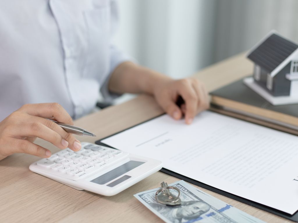 Invista regularmente em capacitação da equipe sobre produtos, procedimentos otimizados e atendimento consultivo. Consequentemente, colaboradores bem treinados identificam oportunidades adicionais, reduzem retrabalhos e aumentam significativamente as taxas de conversão das cotações realizadas.