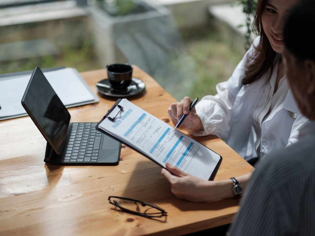 Para as corretoras, a cotação de seguro representa muito mais que uma simples consulta de preços. É o processo estratégico que transforma informações do cliente em propostas comerciais competitivas e personalizadas.