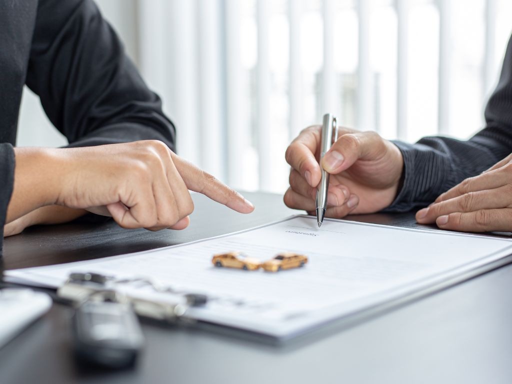 Cotações manuais demandam horas de trabalho, múltiplos contatos com seguradoras e são vulneráveis a erros humanos. Consequentemente, geram atrasos que prejudicam a experiência do cliente.