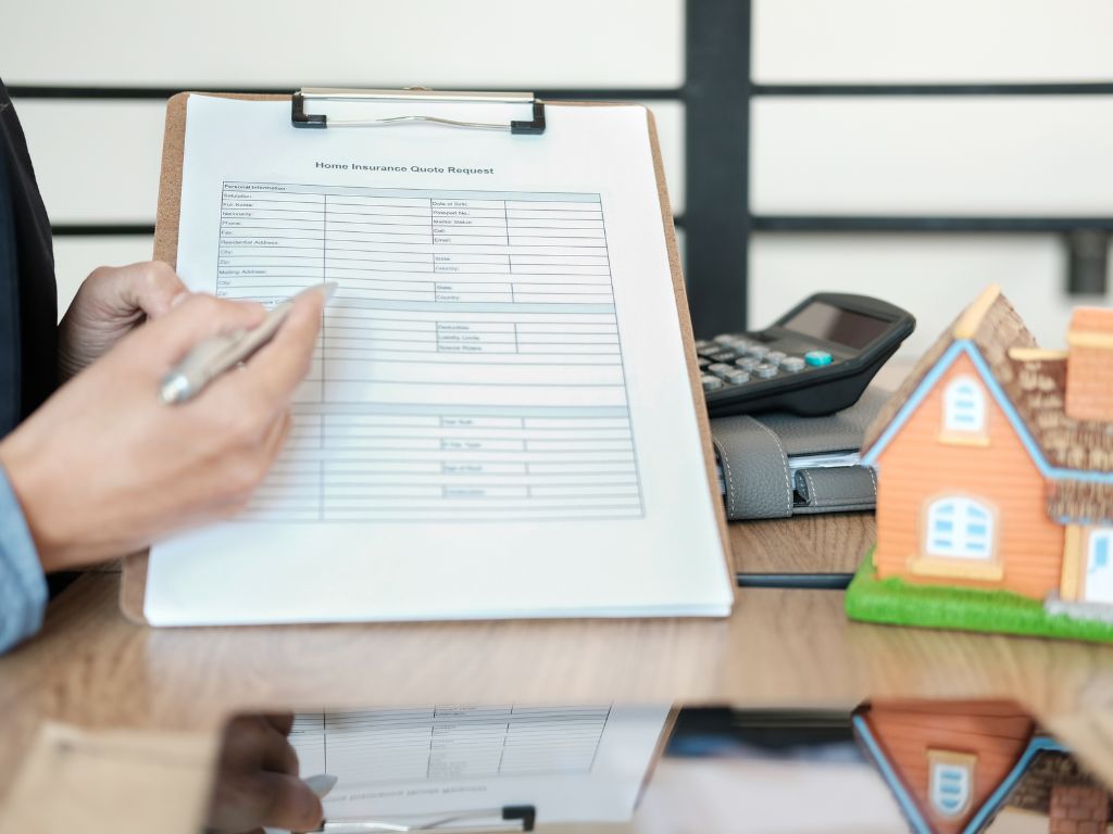 O histórico de acidentes, tanto do segurado quanto do bem segurado, influencia significativamente a cotação. Clientes sem sinistros recentes recebem melhores condições através do sistema de bônus por experiência.