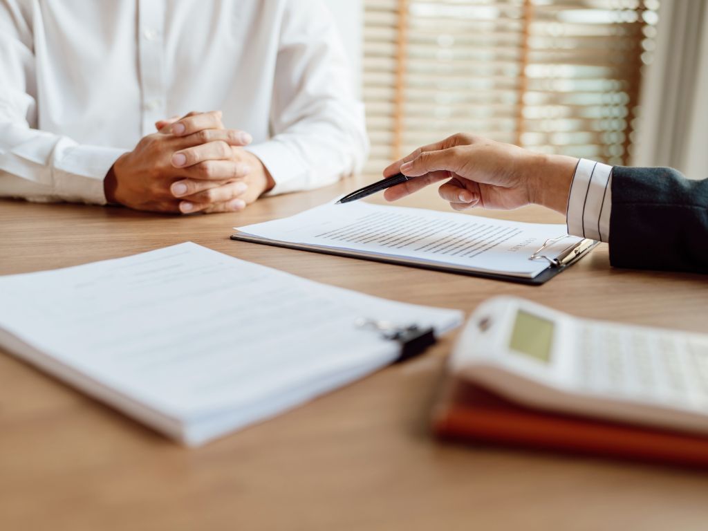 Uma proposta de seguro vai muito além de um simples documento técnico. É o momento decisivo onde a teoria se transforma em solução real para o cliente.