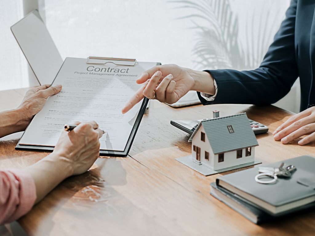 Estruture o envio da proposta em etapas bem definidas para maximizar o impacto. Primeiro, envie mensagem introdutória contextualizando a conversa anterior e destacando os principais benefícios identificados. 