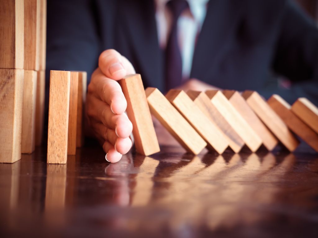 A gestão de riscos, portanto, não é apenas uma ferramenta operacional, mas uma estratégia de posicionamento que eleva sua corretora de mera intermediária para consultora especializada, criando um ciclo virtuoso de crescimento e reconhecimento no mercado.