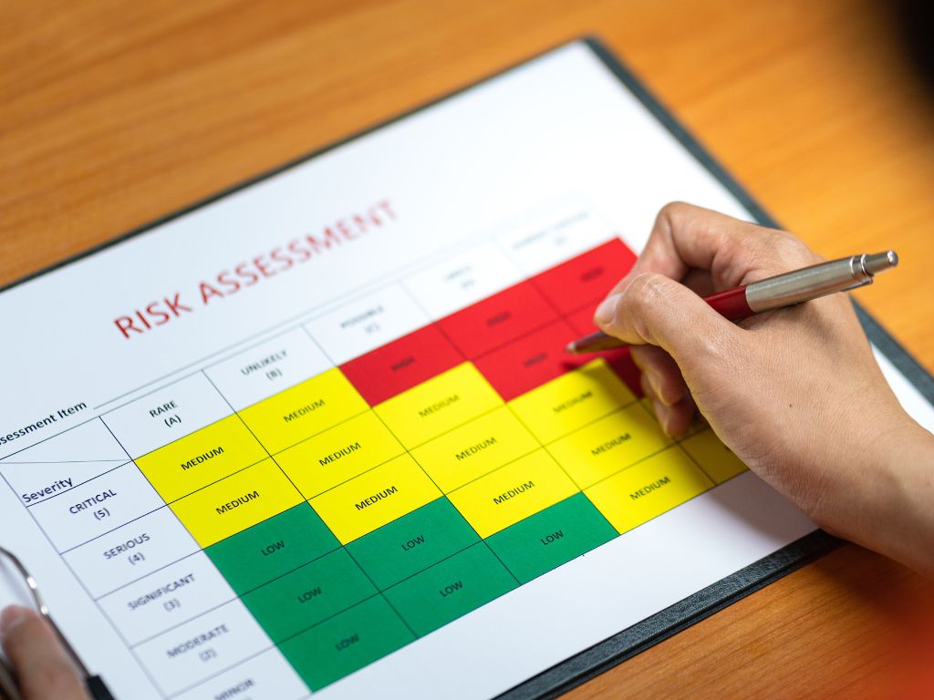 A gestão de riscos para corretoras de seguros é o processo estratégico de identificar, avaliar, controlar e minimizar todos os perigos que podem afetar tanto a operação da corretora quanto os negócios dos seus clientes. 