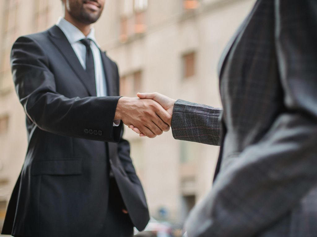 Especialize-se em seguros para academias e estúdios fitness da sua região. Esses estabelecimentos têm riscos específicos e proprietários que valorizam corretores que entendem suas necessidades particulares.