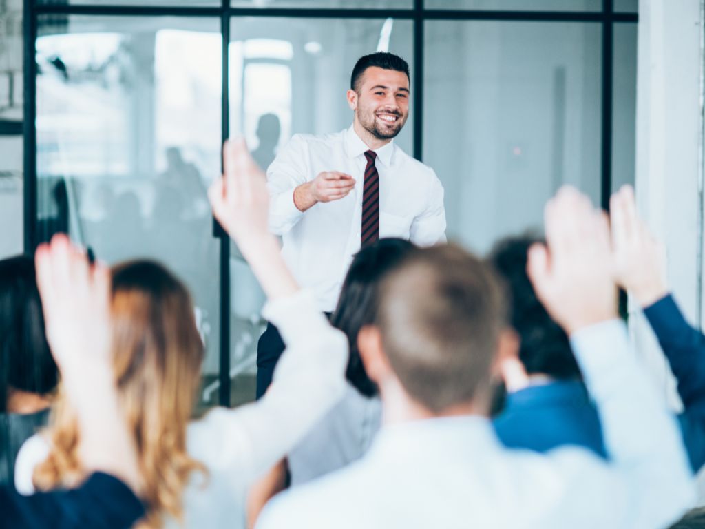 Além disso, compare os resultados individuais com as metas estabelecidas, identificando padrões de dificuldades recorrentes. Dessa forma, você consegue priorizar quais habilidades precisam ser desenvolvidas primeiro, otimizando o investimento em capacitação.