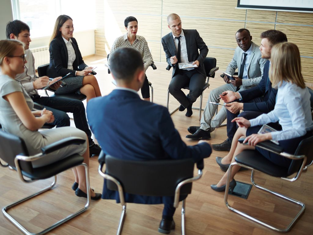 Contudo, capacitar sua equipe com métodos voltados especificamente ao setor de seguros aumenta a conversão, fideliza clientes e fortalece o posicionamento da corretora no mercado.