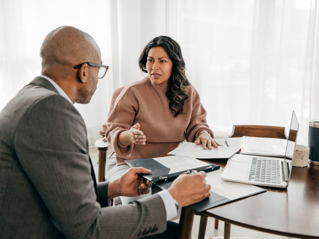 Padronize suas melhores argumentações em scripts testados, garantindo consistência na abordagem. Configure follow-ups automáticos que nutrem leads com argumentações graduais, mantendo relacionamento ativo sem sobrecarregar sua agenda.