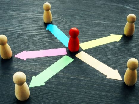 Para delegar tarefas em uma corretora de seguros de forma eficiente: identifique tarefas operacionais que podem ser transferidas, conheça as competências da equipe, estabeleça instruções claras e prazos, implemente ferramentas de acompanhamento e faça follow-up regular dos resultados.