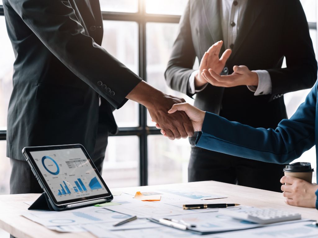 O custo de aquisição de clientes (CAC) é o valor total investido para conquistar cada novo cliente, englobando todos os gastos relacionados a marketing e vendas divididos pelo número de clientes adquiridos no período.