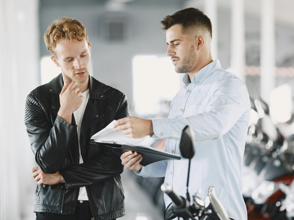 Custos de marketing incluem todos os investimentos direcionados para atrair prospects: campanhas no Google Ads e redes sociais, participação em feiras e eventos do setor, criação de materiais promocionais, banners, brindes personalizados e investimentos em SEO ou marketing de conteúdo.