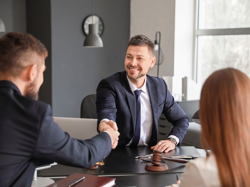 Estratégias para reduzir CAC incluem focar em marketing de conteúdo educativo sobre seguros, investir em SEO para atrair leads orgânicos, implementar programas de indicação de clientes satisfeitos e priorizar canais com melhor custo-benefício comprovado através de análise de dados.