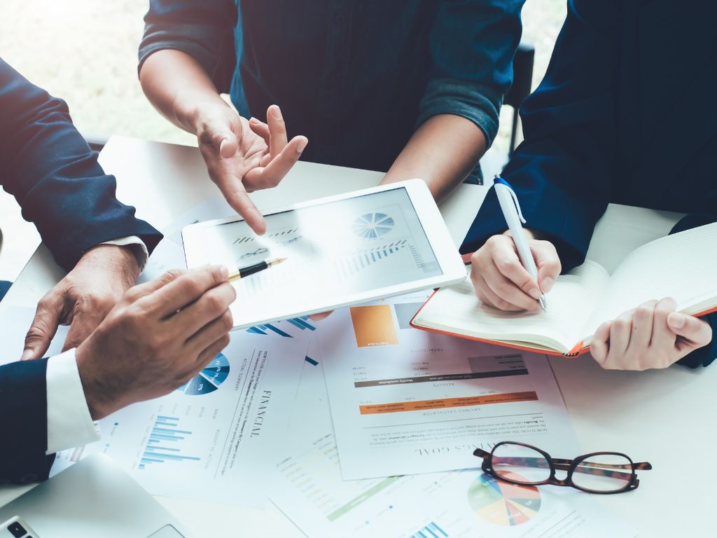 Estabeleça metas específicas que vão além de volume de vendas: inclua taxa de retenção de clientes, número de indicações recebidas e produtividade por ramo de seguro. Por exemplo, definir "aumentar renovações automáticas em 25%" é mais eficaz que apenas "vender mais".