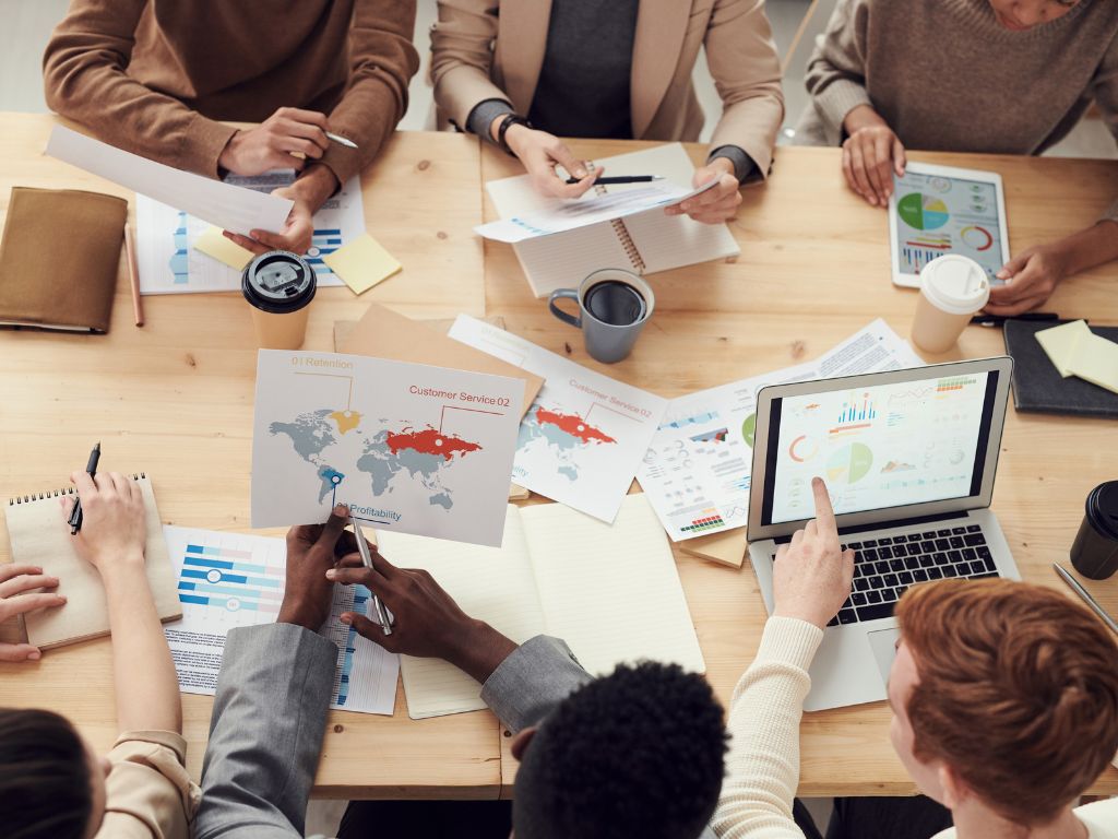 No setor segurador, gestão de equipe vai além da coordenação tradicional de vendas - envolve liderar profissionais especializados que atuam como consultores de risco e relacionamento de longo prazo.