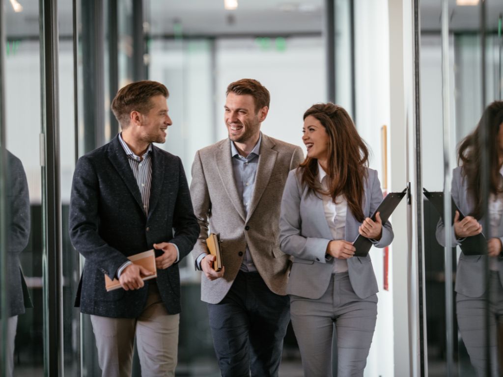 Painéis interativos permitem acompanhamento instantâneo de indicadores como vendas por corretor, conversão de leads e evolução de metas mensais. Gestores visualizam rapidamente quem está performando acima ou abaixo do esperado.