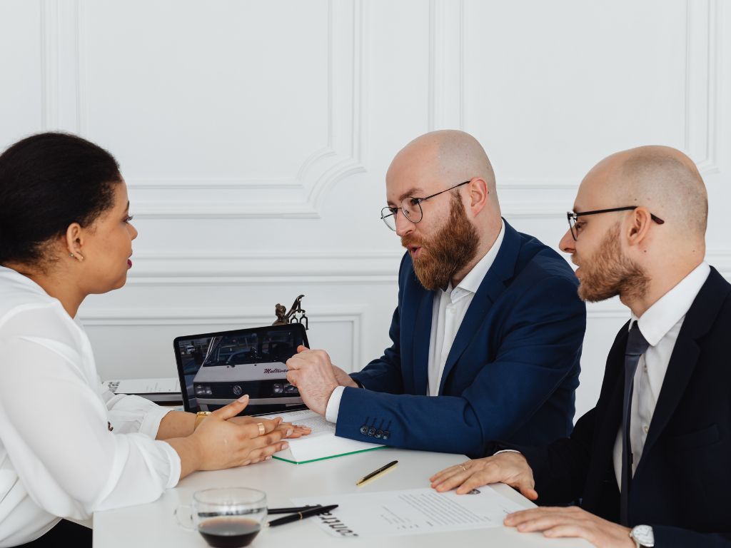 Branding para corretoras de seguros é o conjunto de estratégias para construir uma identidade forte que vai além do logo. Envolve definir valores, missão, personalidade da marca, público-alvo e promessa única.