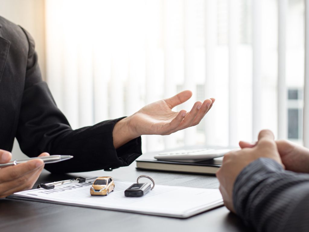 Descubra como agregar valor nas vendas de seguros com estratégias comprovadas. Guia prático para gestores aumentarem faturamento da corretora.
