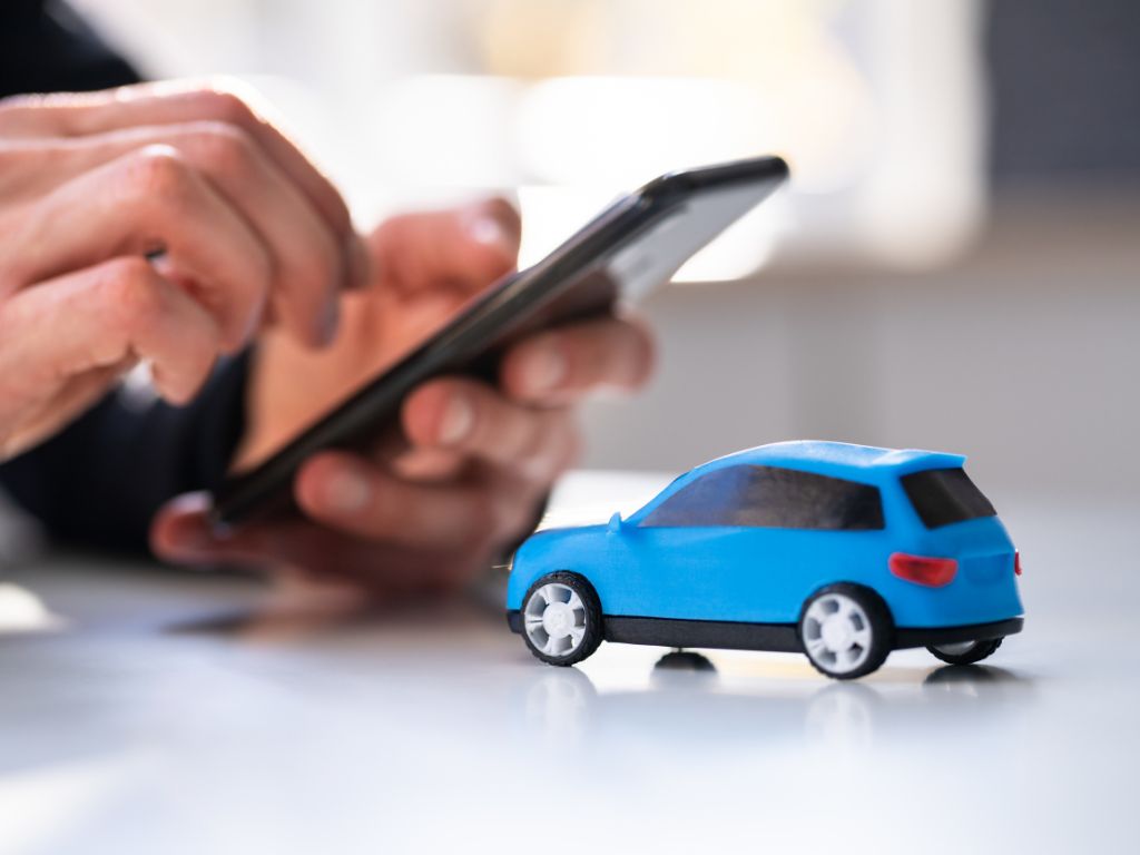 Para vender seguro online, utilize canais digitais como redes sociais, WhatsApp Business e site com cotação online.