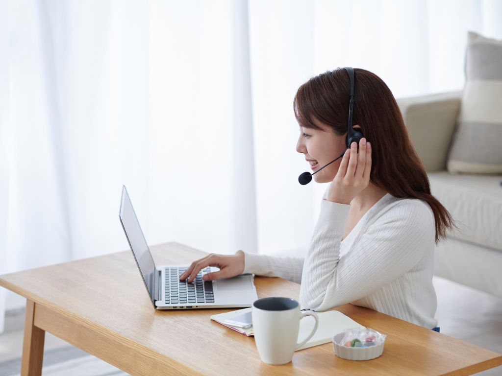 Para vender seguro online, utilize canais digitais como redes sociais, WhatsApp Business e site com cotação online.