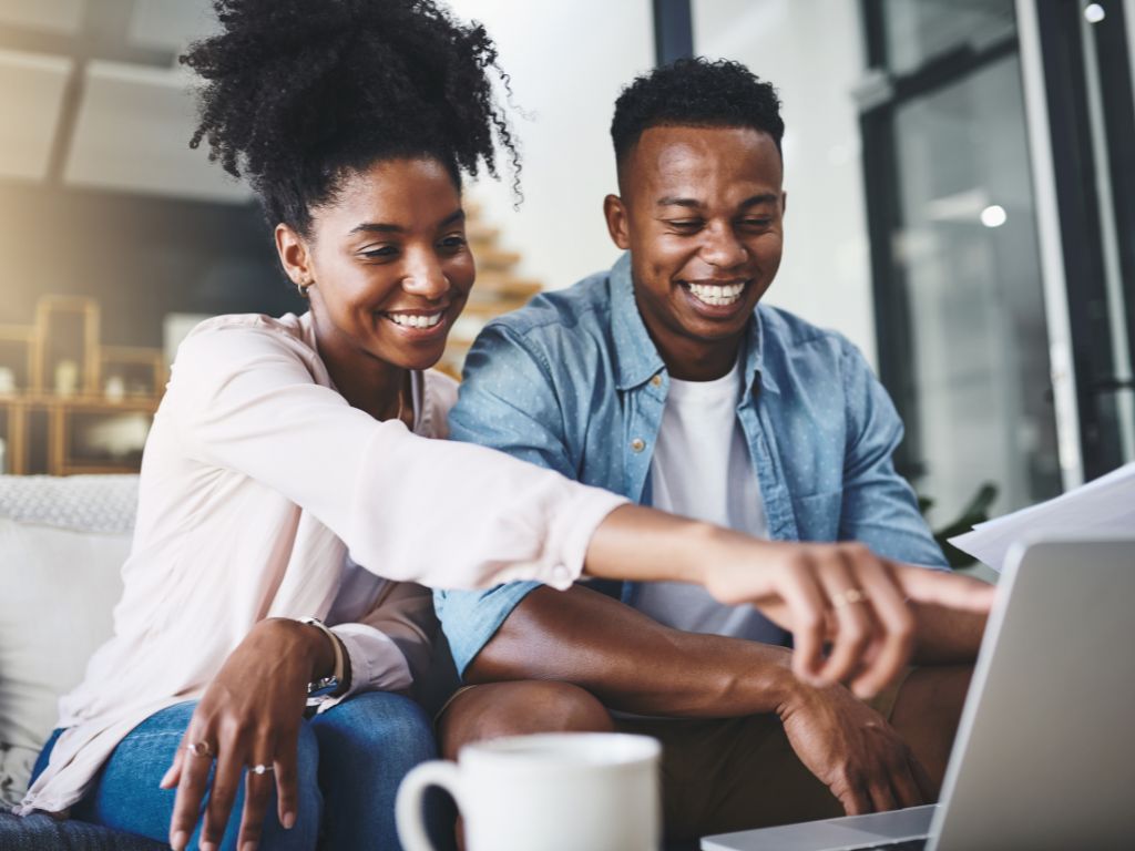 Para vender seguro online, utilize canais digitais como redes sociais, WhatsApp Business e site com cotação online.