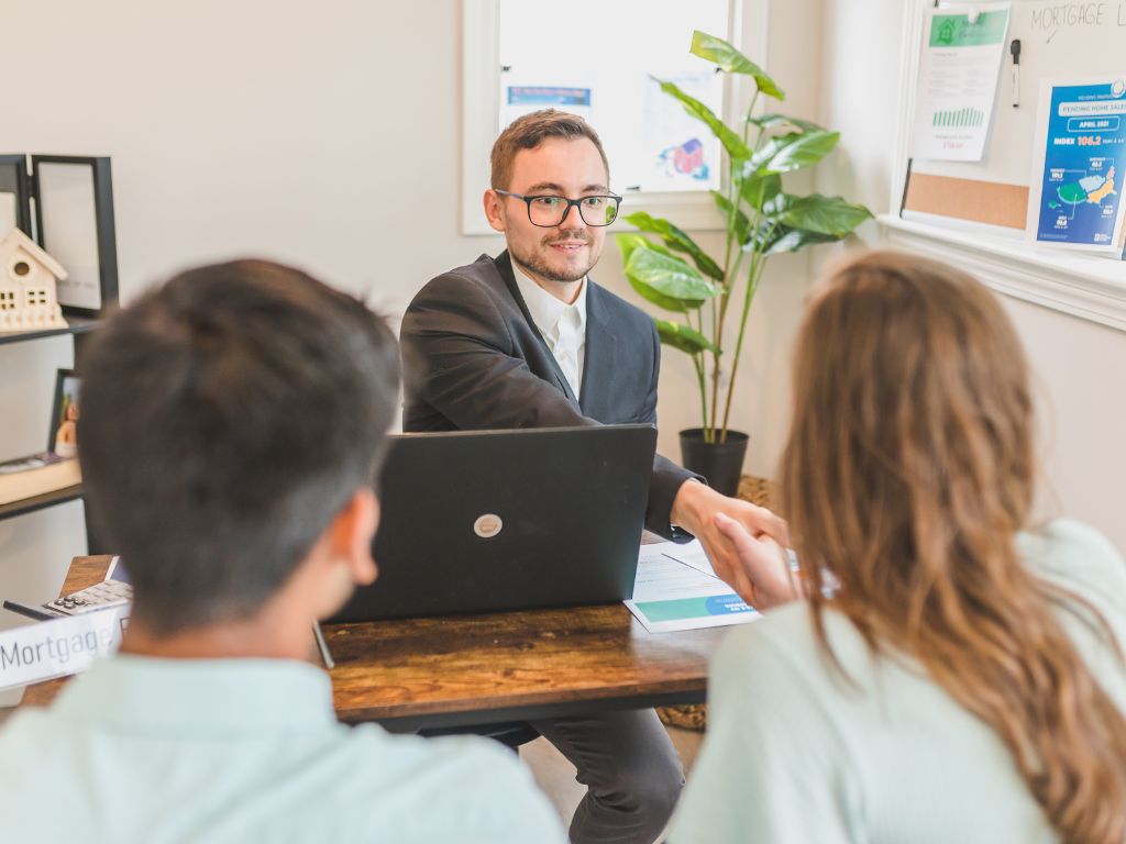 Descubra as melhores opções de curso de corretor de seguros gratuito em 2025.