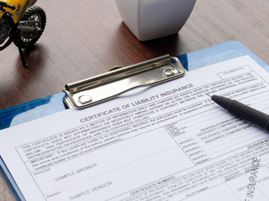 Seguro de responsabilidade civil protege clientes contra danos causados a terceiros. Para corretores, representa oportunidade de cross-selling com ticket médio elevado.