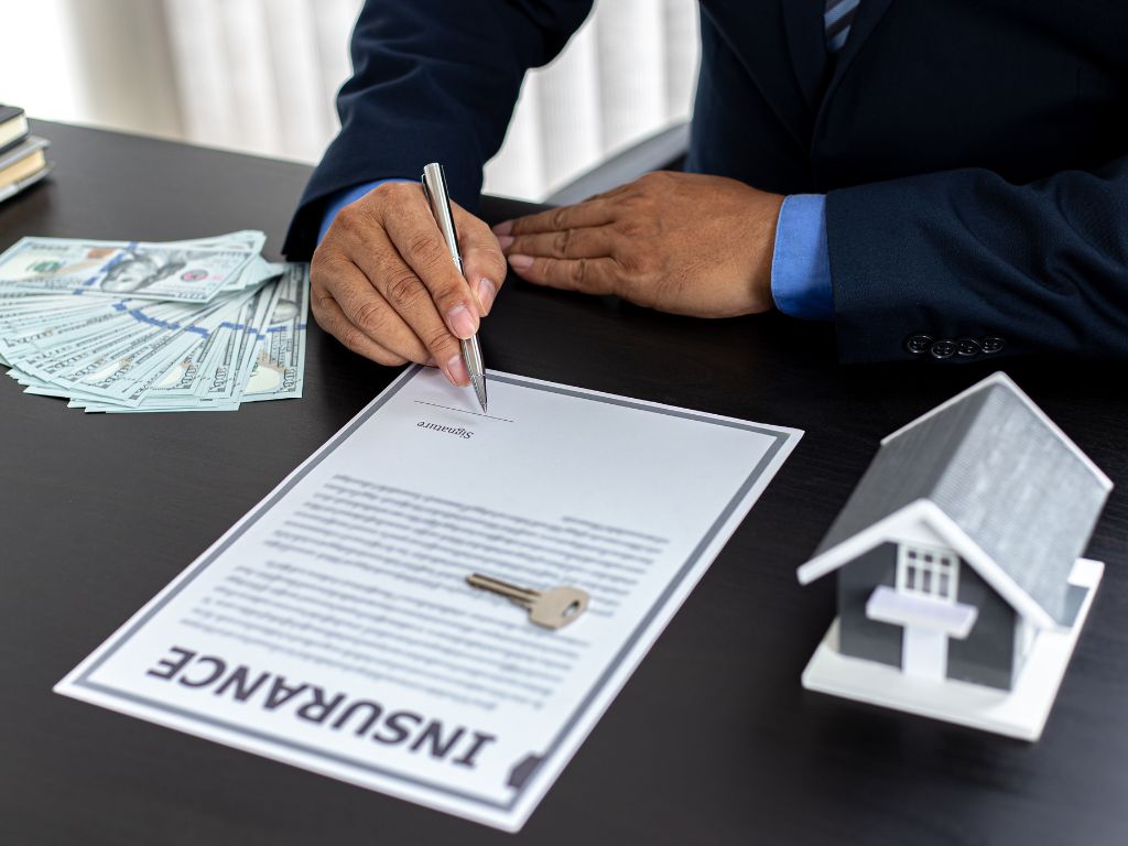 Seguro de responsabilidade civil protege clientes contra danos causados a terceiros. Para corretores, representa oportunidade de cross-selling com ticket médio elevado.