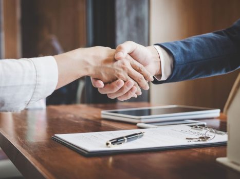 Seguro de responsabilidade civil protege clientes contra danos causados a terceiros. Para corretores, representa oportunidade de cross-selling com ticket médio elevado.