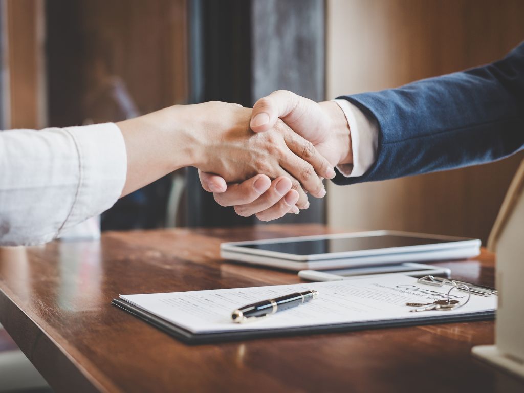 Seguro de responsabilidade civil protege clientes contra danos causados a terceiros. Para corretores, representa oportunidade de cross-selling com ticket médio elevado.